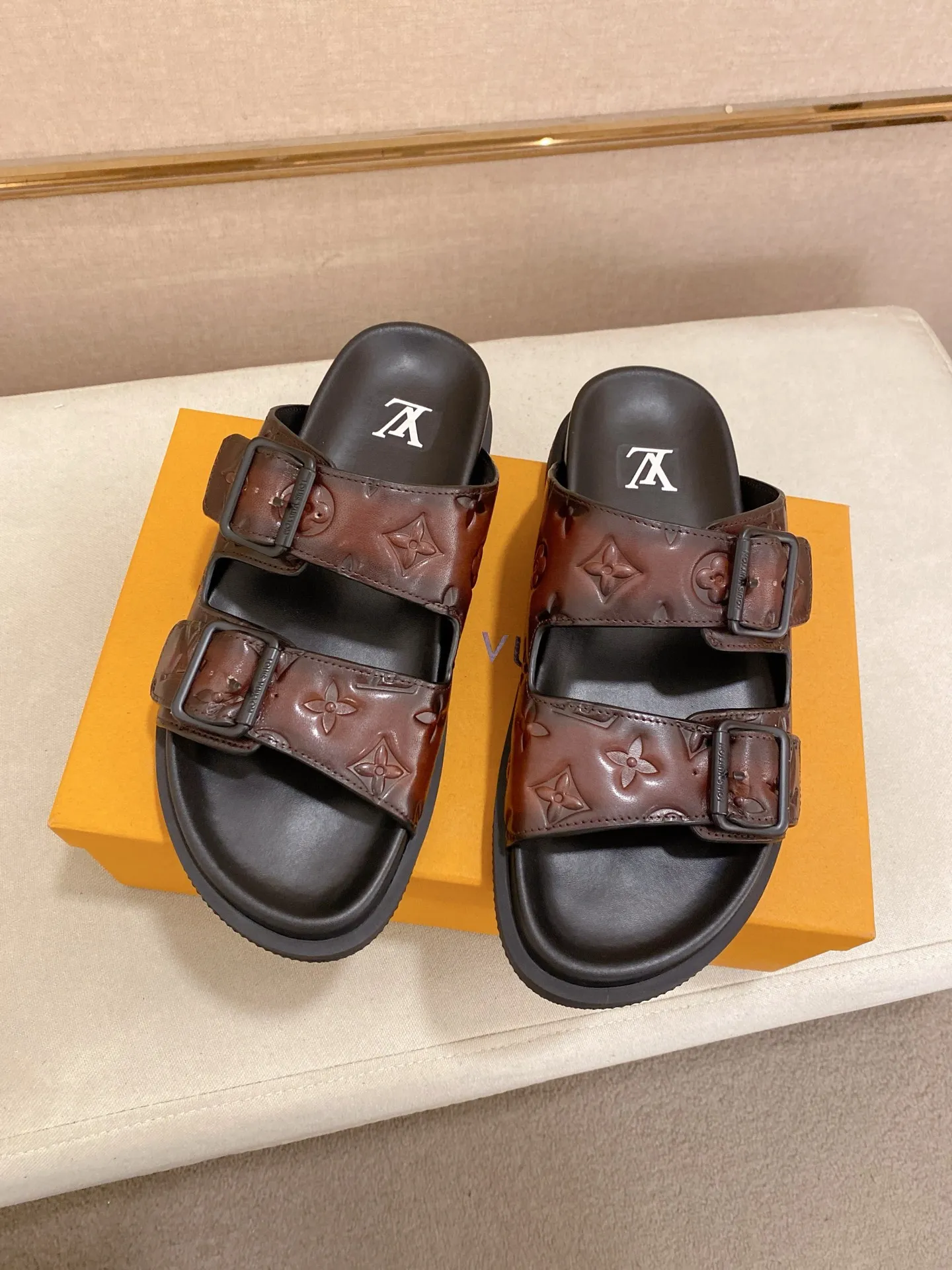 Factory price: 420💰Made by LV🔍Top purchasing agent. Men's spring and summer slippers are available at the same counter. The uppers are made of cowhide imported from Italy. High-quality craftsmanship, soles: original soles specially provided by the original factory, exclusive movable molded soles are super comfortable, original factory follow-up goods, 🔍🔍high quality, can be entered and exited the counter at will, welcome to compare, code number 38-44. Can be customized45